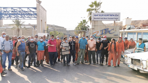اعتصام لعمال معمل النفايات في سينيق احتجاجاً على عدم تأمين سيولة لدفع أجورهم