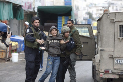 جيش الاحتلال يعتقل ثلاثة فتية من بيت لحم ومواطنًا من الخليل