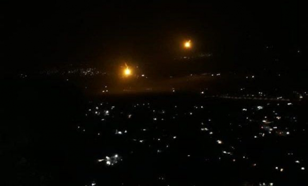 جيش الاحتلال يُطلق قنابل مضيئة في أجواء مستوطنة المطلّة