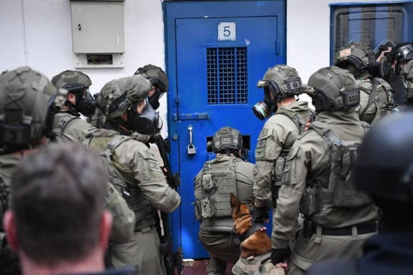 قوات القمع الصهيونية تقتحم قسم (7) في سجن &quot;ريمون&quot;