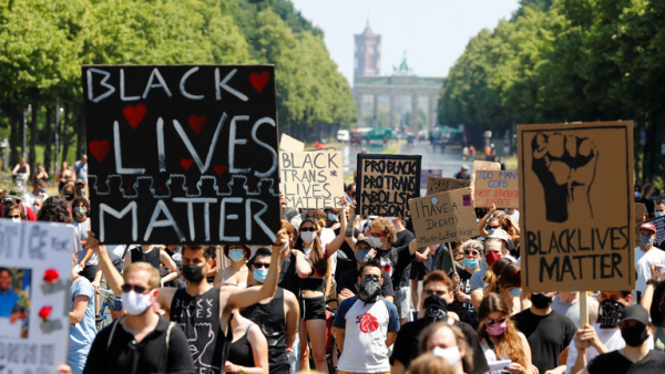 أكثر من 1000 ناشط في حركة &quot;حياة السود مهمة&quot; يتظاهرون وسط برلين
