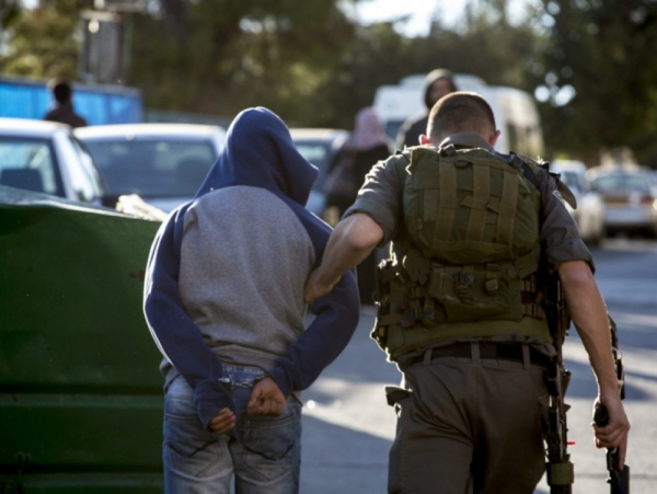 الاحتلال يعتقل طفلًا وشابًا خلال مداهماتٍ متفرقة في الضفة