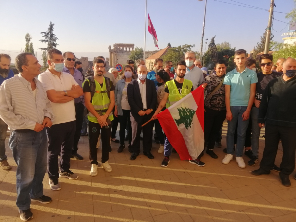 اعتصام لناشطي مبادرة درابزين في بعلبك رفضا للانهيار الاقتصادي