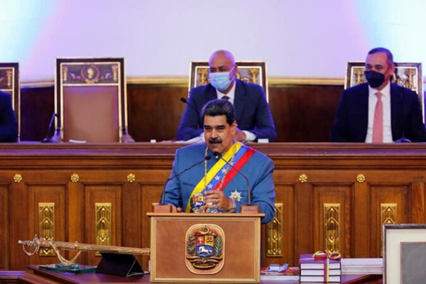 مادورو: نسعى لرفع انتاجنا النفطي في العالم..ومستعدون للتفاوض مع المستثمرين