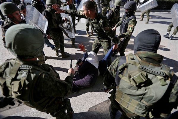 الأمن في الضفة يمنع عقد مؤتمر صحفي يُطالب باستقلال القضاء