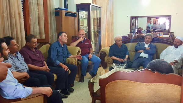 وفد قيادي من "الشيوعي" يزور منزل الشهيد عثمان الشحيمي في بلدة سعدنايل