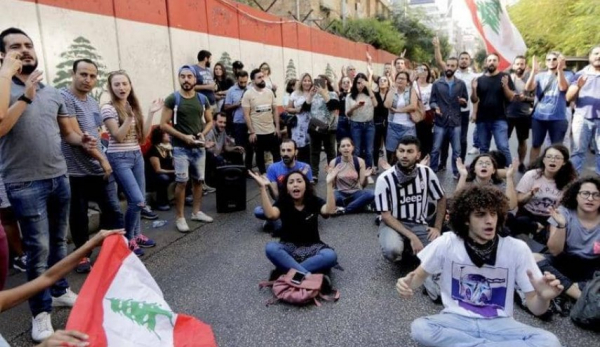 وقفة احتجاجية أمام مجلس النواب ومصرف لبنان في الحمرا (بالفيديو)