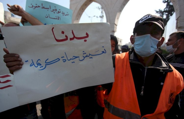 &quot;نتسول أموالنا&quot;.. موظفو بلدية غزة يطالبون بصرف رواتبهم