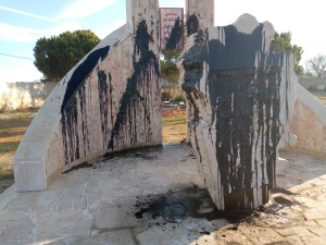 المكتب السياسي للشيوعي يدين الاعتداء على نصب شهداء "جمول" في بلدة الجمالية