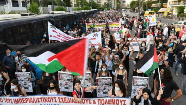 جماهير شعبية بالآلاف تظاهرت أمام سفارة إسرائيل والولايات المتحدة الأمريكية في اليونان
