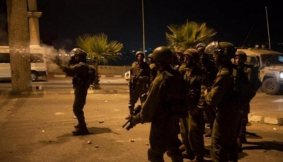 الاحتلال يعتقل مواطناً من القدس المحتلة ويشدد من إجراءاته العسكرية في المدينة