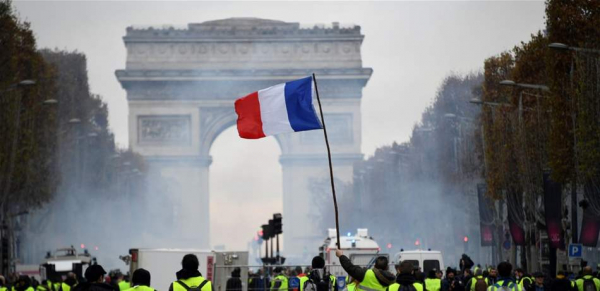 اشتباكات بين الشرطة الفرنسية ومتظاهرين خلال احتجاجات للعاملين في المجال الطبي في باريس
