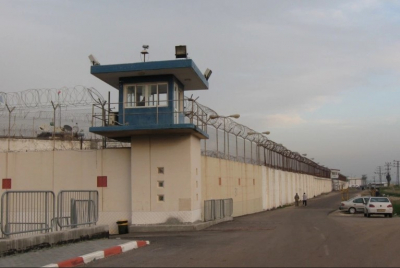 الاحتلال يغلق قسم 3 في سجن النقب بشكل كامل بسبب كورونا