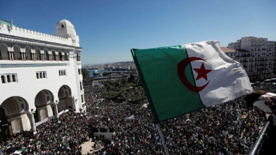 الجزائر.. نقل 3 سجناء من الحراك الشعبي مضربين عن الطعام إلى المستشفى