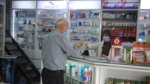 اللبنانيون يعانون من نقص حاد في الدواء في ظل العجز عن استمرار دعم استيراده