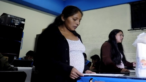 البوليفيات يلجأن للولادة في المنازل مع اكتظاظ المستشفيات بمصابي كورونا