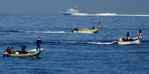 بحرية الاحتلال تصيب صيادين بالرصاص قبالة سواحل شمال قطاع غزة