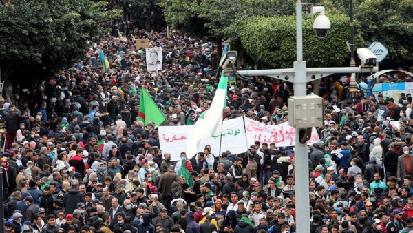 آلاف المتظاهرين يحتشدون في شوارع العاصمة الجزائرية