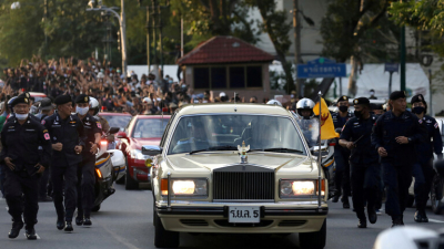 تايلاند.. المحتجون يديرون ظهورهم لدى مرور موكب الملك