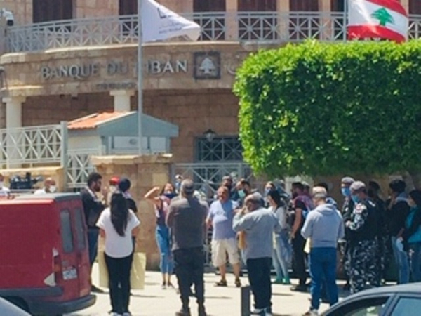 محتجون اعتصموا أمام مصرف لبنان في صور