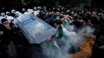 اشتباك بين الشرطة التركية وطلاب احتجوا ضد رئيس جامعة عيّنه أردوغان