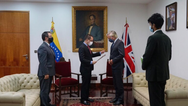 فنزويلا تسلم السفير البريطاني مذكرة احتجاج بسبب &quot;التدخل&quot; في شؤونها