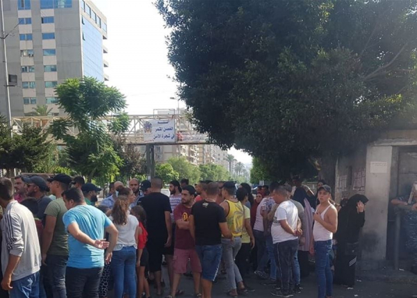 وقفة احتجاجية أمام سرايا طرابلس للمطالبة بمتابعة قضية مراكب الموت وعدم رفع الدعم عن السلع