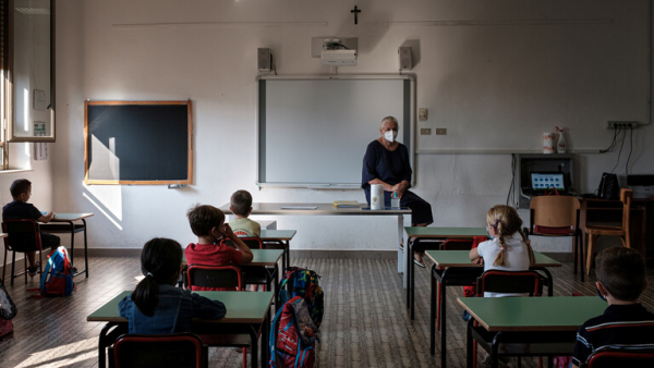 احتجاجات في إيطاليا على نقص إمكانيات الوقاية من كورونا في المدارس