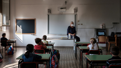 احتجاجات في إيطاليا على نقص إمكانيات الوقاية من كورونا في المدارس