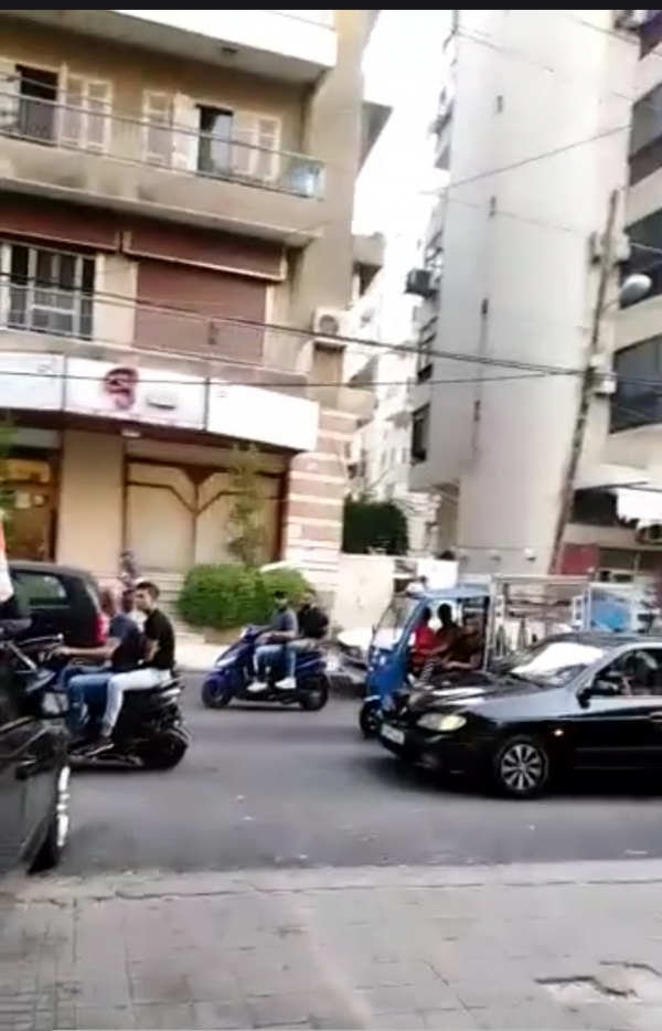 مسيرة راجلة إنطلقت من ساحة النور احتجاجاً على ارتفاع الأسعار وتفشي الفساد