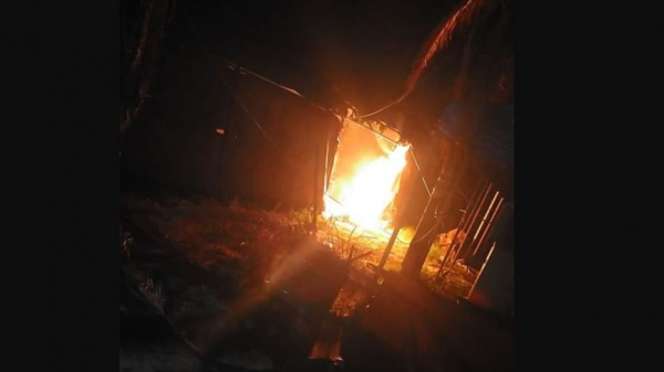 مجهولون يحرقون خيمة ساحة العلم في صور