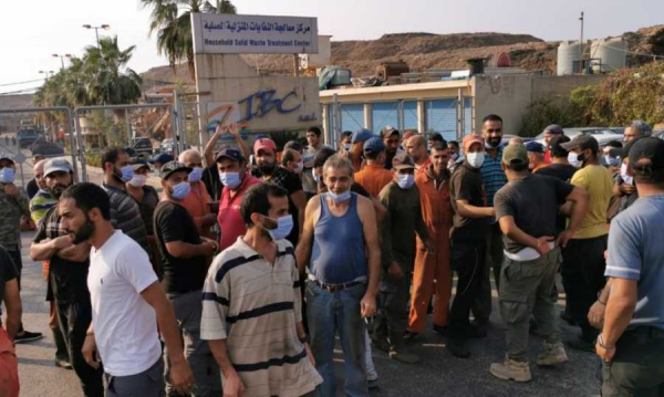 بوابة معمل النفايات في صيدا فتحت أمام الشاحنات ممثل العمال : سنواصل اضرابنا حتى نيل مطالبنا