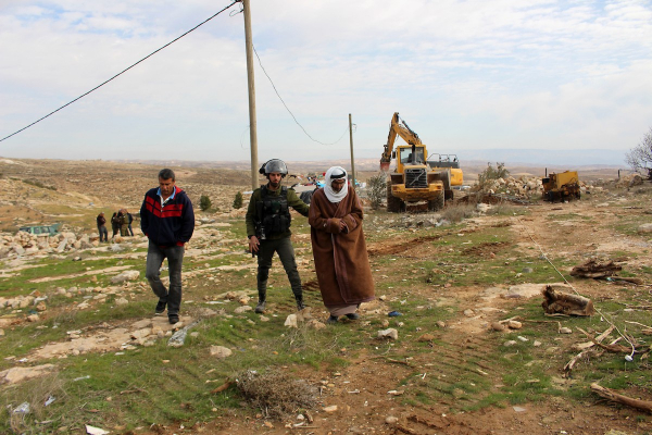 الاحتلال يعتقل مواطنًا ويصادر جرافته شمال أريحا