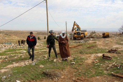 الاحتلال يعتقل مواطنًا ويصادر جرافته شمال أريحا