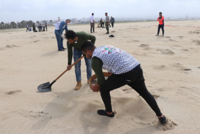 متطوّعون فلسطينيون يزيلون آثار التلوّث النفطي في صور