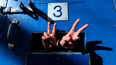 ثلاثة أسرى يواصلون اضرابهم عن الطعام احتجاجًا على اعتقالهم الإداري