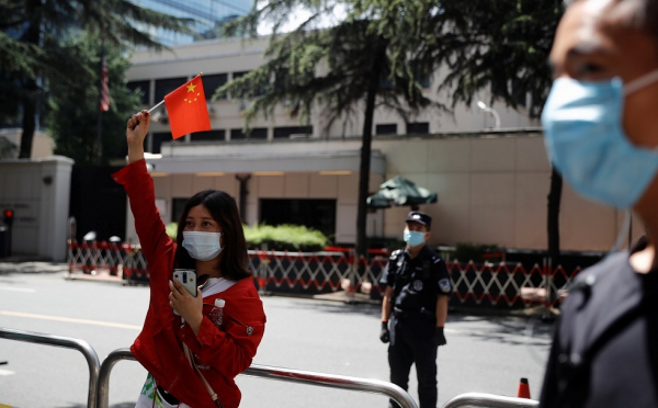 صينيون يحتفلون أمام القنصلية الأمريكية في شنغدو قبل إغلاقها