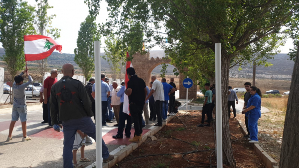 وقفة للشيوعي في مرجعيون امام مقر قيادة اليونيفيل في ابل السقي  استنكارا للاعتداءات الاسرائيلية ورفضا لضم الجزء الشمالي من قرية الغجر