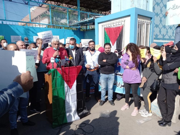 بيروت: وقفة احتجاجية لموظفي الأونروا رفضًا لقرار تخفيض الرواتب