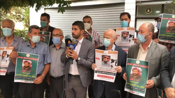 وقفة تضامنية لمركز الخيام مع الأسير ماهر الأخرس