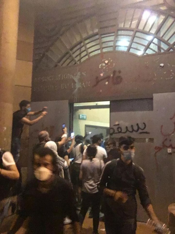 المنتفضون يقتحمون جمعية المصارف (فيديو)