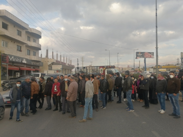 قطع طريق عام رياق بعلبك احتجاجاً على تزايد عمليات السرقة