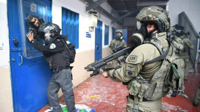 توتر في سجن "عوفر" بعد اقتحامه من قبل قوات القمع الصهيونية