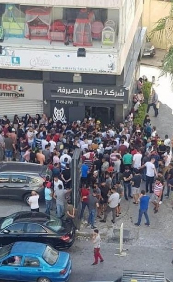 طوابير الذل... وتهافت على شراء الدولار