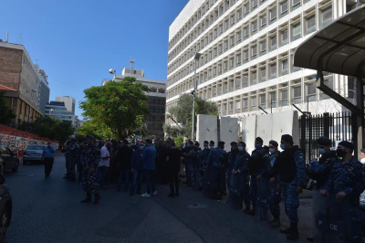 جمعية أهالي الطلاب اللبنانيين في الخارج اعتصموا أمام مصرف لبنان مطالبين بتطبيق القانون 193 وتلويح بنصب خيم