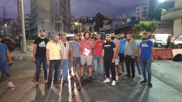 قطع طريق عام حلبا احتجاجاً على توقيف ناشطين (فيديو)