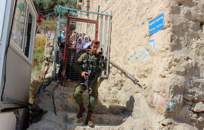 جيش الاحتلال يعتقل فتى بعد الاعتداء عليه وعلى أمه في الخليل