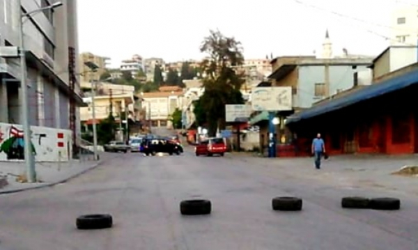 قطع مداخل ساحة عبد الحميد كرامي في طرابلس والطريق العام في وسط حلبا احتجاجاً على تردي الأوضاع المعيشية