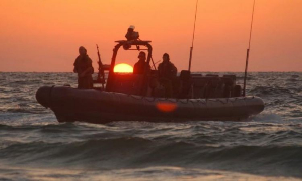 الاحتلال الصهيوني يستهدف مراكب الصيادين غرب ميناء غزة