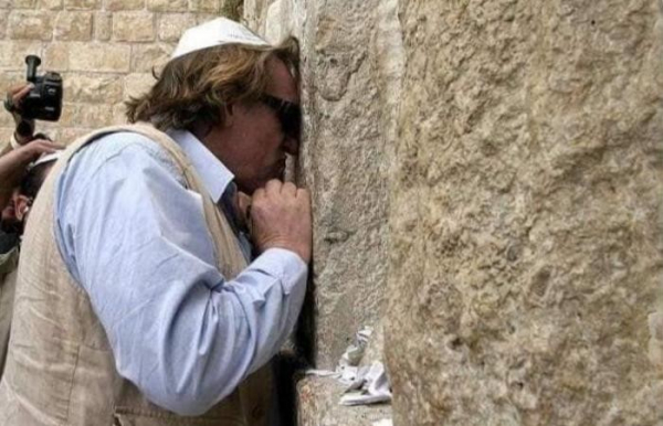 مطالبات مصرية بإلغاء تكريم جيرارد ديبارديو في مهرجان الجونة السينمائي